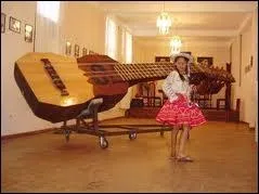 On continue  l'est, pour arriver  Villa Serrano. De quel instrument  cordes y trouve-t-on le plus grand exemplaire ?