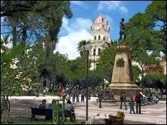 Revenons au chef-lieu de ce dpartement. Comment s'appelle la place centrale centrale de cette ville ?