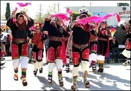 Quelle est cette danse, dont le nom signifie  jouer  en quechua ?