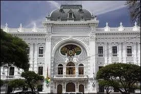 On y trouve le palais de la prfecture dpartementale, mais quelle fonction devait-il avoir  l'origine ?