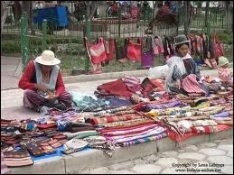 Chaque dimanche, on peut y visiter un march rput dans toute la Bolivie, c'est le march...