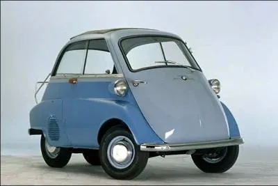 Quelle est cette BMW  trois roues et une seule porte frontale, ayant une forme d'oeuf ?