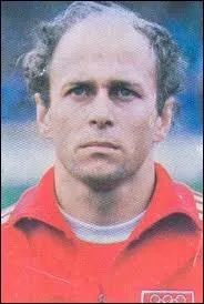 Grzegorz Lato meilleur buteur de la Coupe du monde 1974 a mis un terme  sa carrire sur le continent amricain, mais dans quel club ?