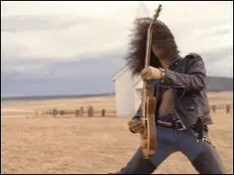 Dans quel clip Slash, le clbre guitariste du groupe Guns N' Roses, fait-il un solo devant une chapelle perdue au milieu du dsert ?