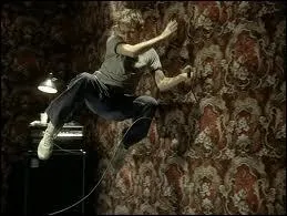  Song 2  est une chanson qui dure  peine 2 minutes 2 secondes. Dans le clip, les membres du groupe se jettent sur les murs pendant le refrain... Quel est ce groupe britannique ?