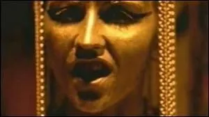 Qui est recouverte d'or dans le clip de  Zombie  ?