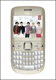 Les One Direction ont sign un juteux contrat avec une marque de GSM pour lancer une dition limite (photos, vidos, ... des One Direction ! ) Laquelle ?