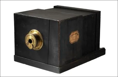 Comment s'appelait le tout premier appareil photo ?