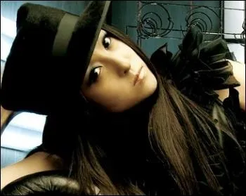 Comment s'appelle cette chanteuse japonaise qui a fait une musique pour un manga qui s'appelle  Sky girls  ?