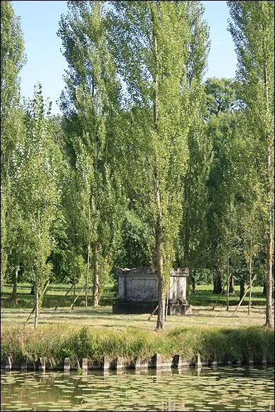 Que peut-on apercevoir, sur l'le des peupliers, au parc  Jean-Jacques Rousseau  ?