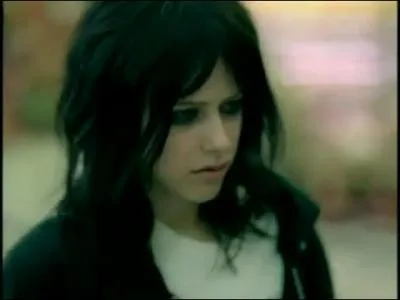 Dans quel clip Avril adopte-t-elle une perruque noire courte avec une frange ?