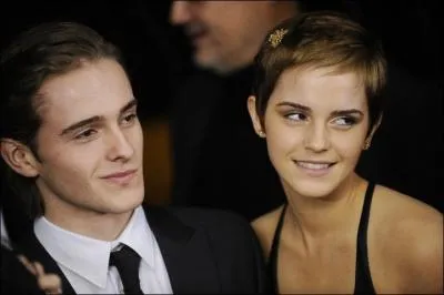 Comment s'appelle son frre, qui a trois ans de moins qu'elle ?