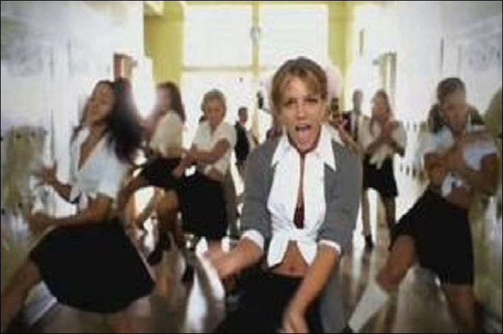 Le premier single de Britney Spears annonce la fin des années 90. Dans quel clip apparait-elle en tenue d'écolière ?