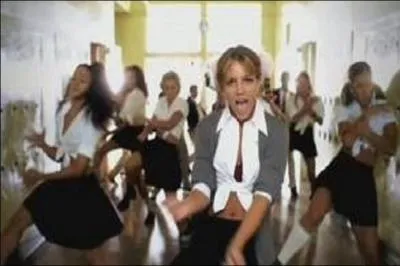 Le premier single de Britney Spears annonce la fin des annes 90. Dans quel clip apparait-elle en tenue d'colire ?