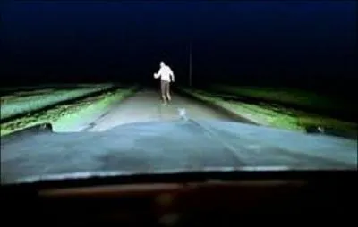 Pendant tout le clip, cet homme court dans la lueur des phares de la voiture qui le poursuit... Quel groupe a chant  Karma Police  ?