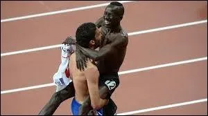 Ensuite il a saut dans les bras du franais Mahiedine Mekhissi, mdaill d'argent... Mais au fait, quelle est cette discipline ?