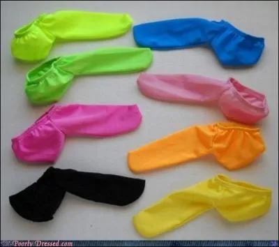Il y a un vent de folie chez les crateurs : que met-on au chaud, manifestement, dans ces jolies  chaussettes  fluos ?