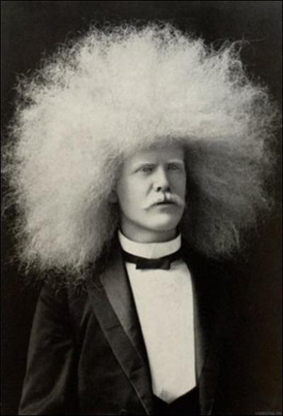 On peut dire, en voyant cette photographie d'poque, que les annes 70 n'ont rien invent ! Comment pourrait-on qualifier ce type de coiffure ?