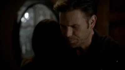 Lors de la saison 2, qui a pris possession de son corps ?