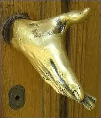 Que signifie l'expression  faire main basse sur quelque chose  ?