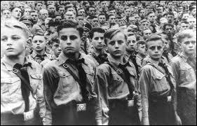 Comment s'appelait l'organisation paramilitaire de la jeunesse allemande dont la raison d'être était la formation de futurs surhommes « aryens » et de soldats prêts servir loyalement le IIIème Reich ?