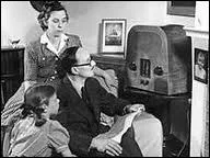 Quel tait le nom de la radio nationale qui a appel   les bons franais    collaborer avec l'occupant nazi ?