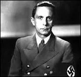 Qui dirigeait le ministre  l'ducation du peuple et  la propagande ? Il avait les pleins pouvoirs pour organiser les grandes parades nazies et rgenter toute la presse crite, la radio, le cinma. .