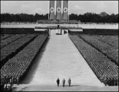 Les dfils et parades sont de vritables mises en scne permettant de clbrer le culte du Fhrer et d'impressionner les foules. Dans quelle ville a lieu le rassemblement annuel du parti nazi ?