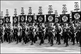 Quel est le titre du film de propagande qui glorifie le grand congrès de 1934 où les symboles de l'esthétisme nazi sont omniprésents (croix gammée, aigle impérial, uniformeSS, salut hitlérien ) ?