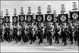 Quel est le titre du film de propagande qui glorifie le grand congrs de 1934 o les symboles de l'esthtisme nazi sont omniprsents (croix gamme, aigle imprial, uniformeSS, salut hitlrien ) ?
