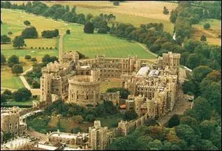 Quel est ce chteau, rsidence de la famille royale anglaise, qui se trouve dans le Berkshire ?