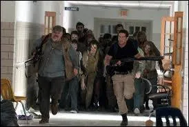 Shane et Ottis doivent ramener des fournitures du centre mdical d'urgence. Comment loignent-ils les rdeurs qui les empchent d'y entrer ?