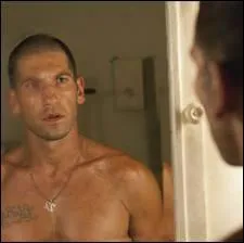 Shane a une chane autour du cou. Quel sigle porte-t-elle ?