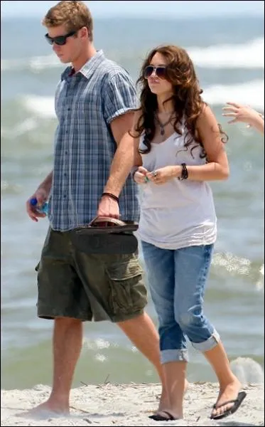 En ce moment elle sort avec...