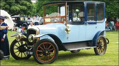 La premire voiture  ptrole du monde, est franaise. Elle sort , en 1899, des ateliers de la marque :