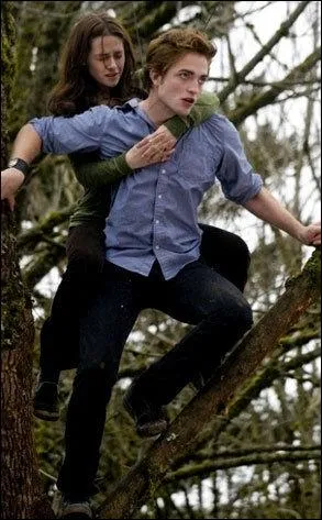 Que font Edward et Bella aprs s'tre prsents  la famille du jeune homme ?