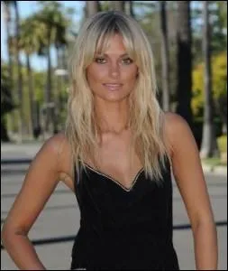 Avec qui se bat Caroline ?