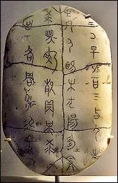 La scapulomancie est l'art divinatoire qui consiste  interprter les plastrons des carapaces de tortues. O a-t-on pratiqu cette divination ?