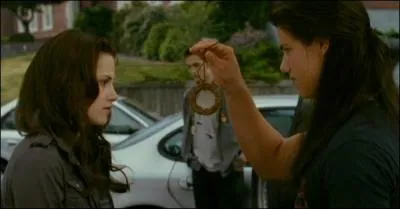 Pour l'anniversaire de Bella, que lui offre Jacob ?