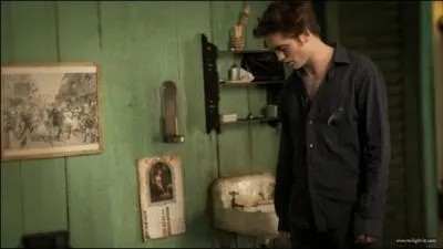 Edward tlphone chez Bella et Jacob lui rpond qu'elle n'est pas l. Que croit-il alors ?