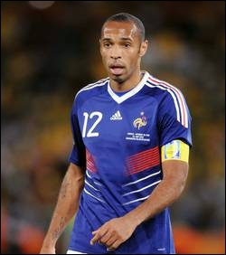 Il compte 123 matches joués avec l'équipe de France, au cours desquels il a marqué 51 buts. Avant de jouer pour différents clubs étrangers, dans quelle équipe Thierry Henri a-t-il évolué ?