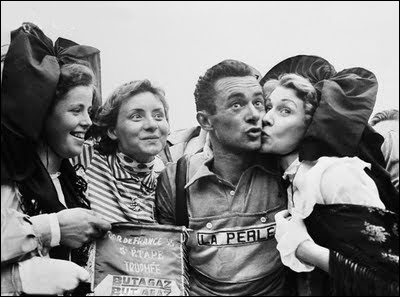 Il n'a jamais remporté de grandes épreuves, mais ses plaisanteries au sein du peloton lui avait attiré la sympathie du public du Tour de France dans les années 50. Ce coureur alsacien se nomme :