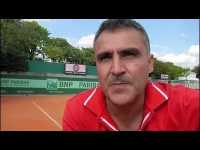 Stphane Houdet vient de remporter le tournoi de Roland Garros en simple messieurs. Quel est le handicap de ce joueur de tennis en fauteuil ?
