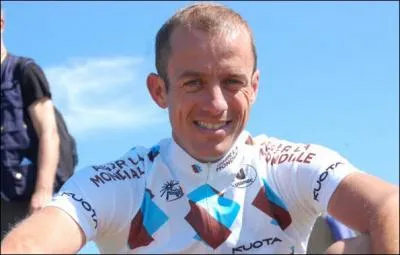 Un autre Hinault, prnomm Sbastien, a particip au Tour de France 2012 au sein de l'quipe AG2R-La Mondiale. Bernard et Sbastien Hinault sont :