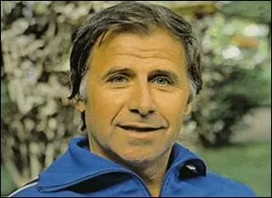 Avant de devenir entraneur de l'quipe de France, Michel Hidalgo avait t professionnel de foot, de 1952  66, d'abord au Havre AC, puis au Stade de Reims. O termina-t-il sa carrire de 57  66 ?