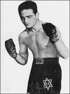 Il tait surnomm  la petite terreur  et fut champion du monde de sa catgorie en 1957, et deux fois champion d'Europe, en 60 et 62. Ce boxeur poids coq s'appelait :