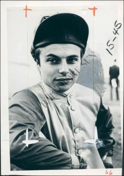 Il remporta 2937 victoires comme jockey, dont 4 Prix de l'Arc de Triomphe, 2 Grand Prix de Paris et 4 Prix de Diane. Six fois  cravache d'or , et maintenant entraneur de chevaux de courses, c'est :
