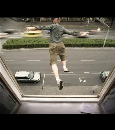 Qu'est-ce qui passe par la tte d'un homme qui saute d'un immeuble ? (humour)