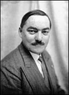 Ancien socialiste , il fonde en 1941 un parti collaborationniste ( le Rassemblement national populaire) , et il est nomm en 1944 ministre du Travail et de la Solidarit nationale :