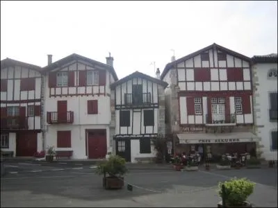 Nous n'avons pas que nos couvre-chefs et nos frontons de pelote, nous possdons aussi de trs jolies maison que vous retrouvez si vous venez au ...